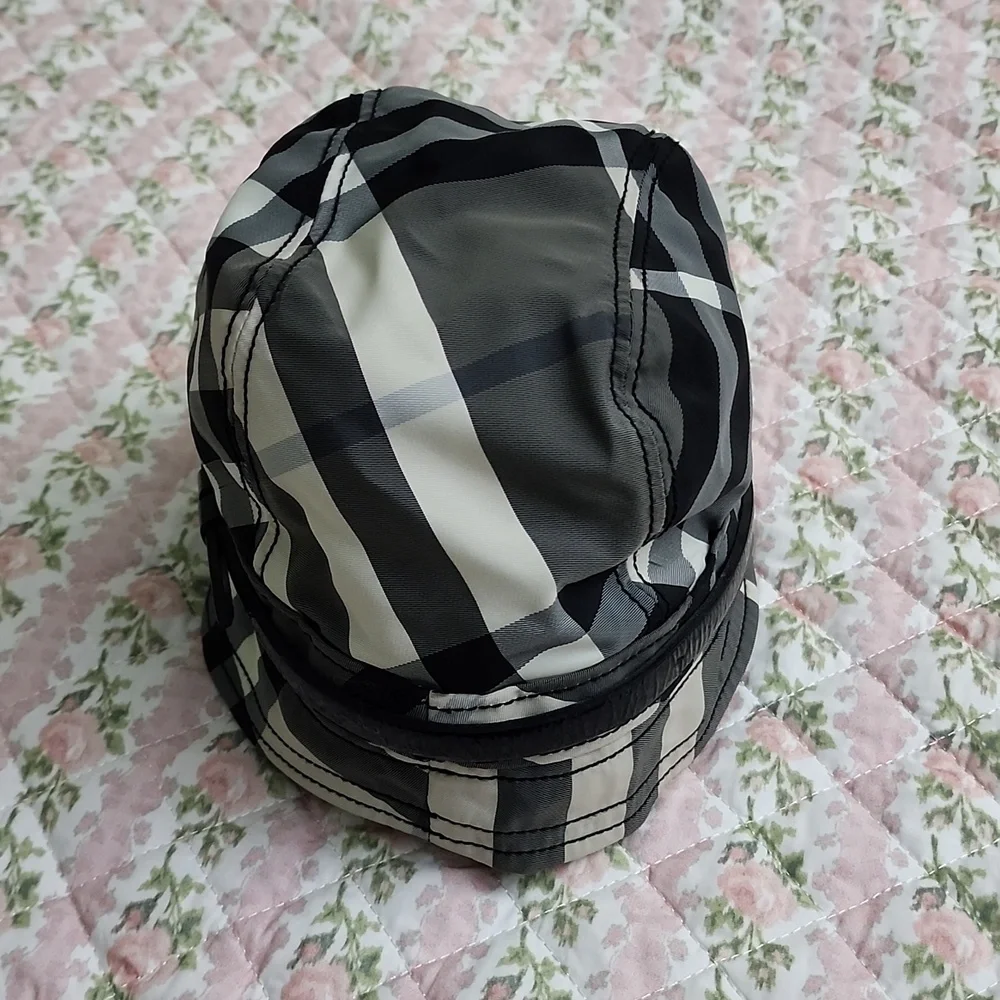 Burberry London plaid check nylon patent buckle accent hat M - Picture 7 of 7